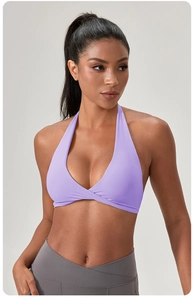 Détail de la brassière de sport licou violette avec design froncé et tissu élastique