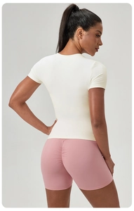 Détail du legging taille haute froncé et du haut de yoga ajusté à manches courtes