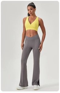 Detail der High-Waist Yoga-Schlaghose mit V-förmigem Bund und Seitentaschen