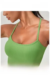 Dettaglio del top sportivo a costine verde avocado con ampio scollo a U e spalline sottili