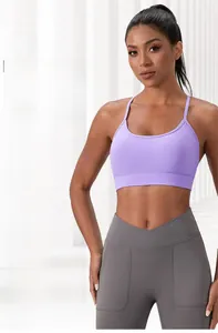 Détail du soutien-gorge de sport violet à lanières en Y et legging gris taille haute