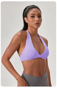 Détail du soutien-gorge de yoga violet avec nœud et legging gris à taille en V
