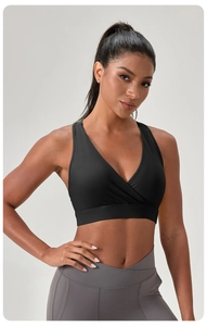Detail eines Sport-BHs mit tiefem V-Ausschnitt und überkreuztem Design am Modell