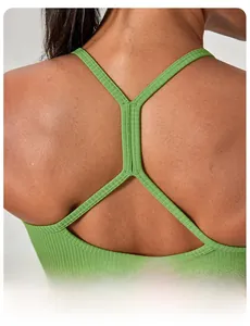Dettaglio top yoga verde a coste con spalline incrociate a Y sulla schiena nuda