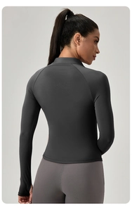 Detail eines dunkelgrauen Yoga-Tops mit Raglanärmeln und Daumenlöchern für Sportler