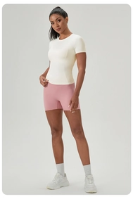 Gros plan détaillé montrant les coutures professionnelles du t-shirt de yoga ajusté