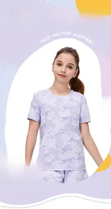 Détail de l'imprimé camouflage lavande sur un ensemble de sport respirant pour enfant