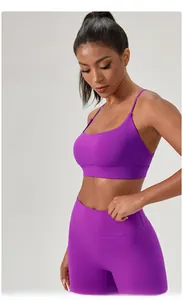 Détail d'un ensemble de yoga violet avec bretelles fines et soutien-gorge de sport