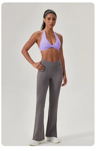 Détail du pantalon de yoga évasé à taille haute avec ceinture en V et poches latérales