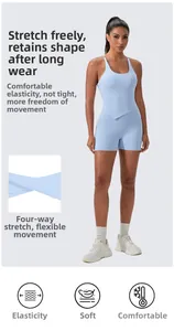 Dettaglio della tuta da yoga azzurra che mostra il tessuto elasticizzato e il fit