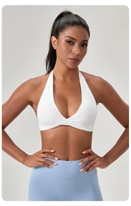 Vue détaillée du soutien-gorge de yoga dos nu blanc et legging taille haute