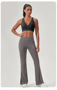 Details einer ausgestellten Yogahose mit hoher Taille, Seitenschlitzen und Taschen