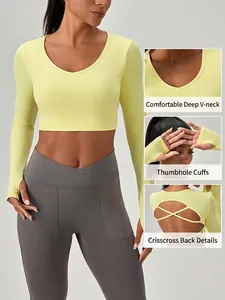 Haut court jaune à manches longues avec dos croisé et legging de yoga gris taille haute