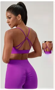 Détail de la brassière de sport violette à bretelles croisées et legging yoga galbant
