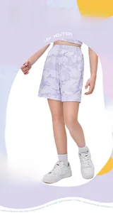 Dettaglio dei pantaloncini sportivi mimetici lavanda per bambini in tessuto tecnico