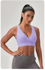 Detailaufnahme des V-Ausschnitts und Gummibands am hellvioletten Sport-BH für Damen