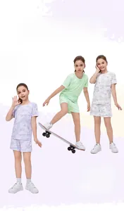Détail d'un ensemble de sport respirant camouflage pour filles avec t-shirt et short