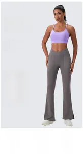 Détail d'un ensemble de yoga avec taille en V et brassière de sport violette respirante