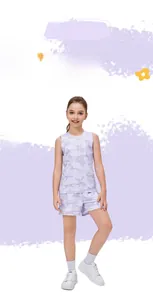 Dettaglio del completo sportivo traspirante con stampa camouflage viola e pantaloncini
