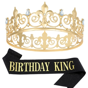 Couronne dorée avec gemmes bleues et écharpe Birthday King noire pour hommes