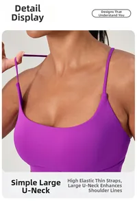 Détail de la brassière de sport violette avec décolleté en U et fines brides