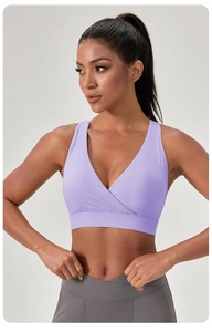 Details zum V-Ausschnitt-Design des helllila Sport-BHs aus hochelastischem Material