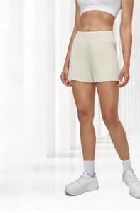 Détail du short de sport taille haute beige clair avec coupe ample et tissu respirant