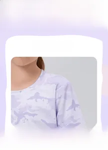 Détail de couture d'épaule ronde sur t-shirt sport camouflage violet pour enfant respirant