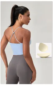 Dettaglio top yoga celeste con spalline incrociate sulla schiena e imbottiture rimovibili