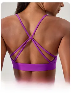 Détail d'un soutien-gorge de sport violet avec bretelles croisées et tissu élastique