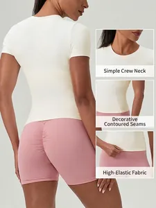 Ensemble yoga femme avec haut moulant et short rose, coutures sculptantes et col rond