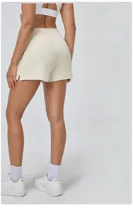 Détail du short de sport ample à taille haute pour femme avec fentes et poches latérales