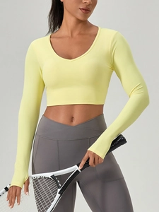 Ensemble de sport avec haut court jaune à manches longues et legging gris ajusté