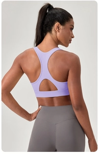 Detail eines lila Yoga-Sport-BHs mit Racerback und grauer Leggings mit hohem Bund
