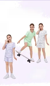 Dettaglio dei pantaloncini sportivi traspiranti per bambini e t-shirt color pastello