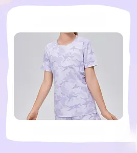 Détail du t-shirt de sport respirant pour enfants avec motif camouflage violet doux