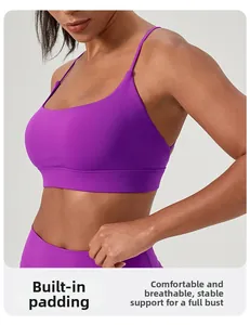 Vue détaillée du soutien-gorge de sport violet avec fines bretelles et coussinets amovibles