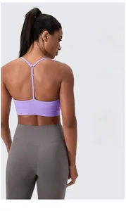 Détail du soutien-gorge de sport violet avec bretelles en Y et tissu évacuant l'humidité
