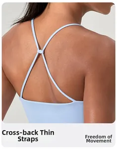 Dettaglio del top da yoga celeste con spalline incrociate per il supporto sportivo