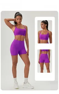 Détail de la brassière de sport violette à dos croisé et du short de fitness assorti