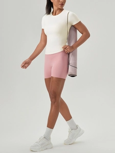Tenue de yoga femme avec t-shirt blanc cassé cintré et short de sport rose à taille haute
