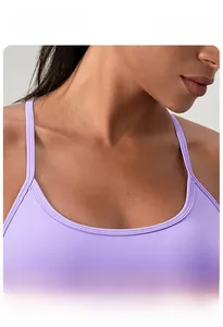 Gros plan d'un soutien-gorge de sport lilas avec col en U montrant les détails du tissu