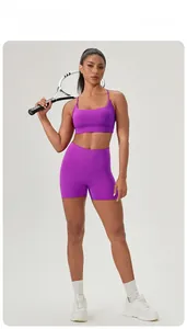 Détail macro de l'ensemble de yoga violet avec soutien-gorge croisé et short taille haute