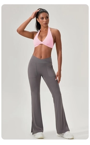 Détail du soutien-gorge de yoga licou rose et legging évasé à taille haute en V