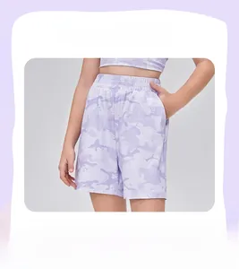 Dettaglio dei pantaloncini sportivi mimetici viola per bambini con elastico in vita