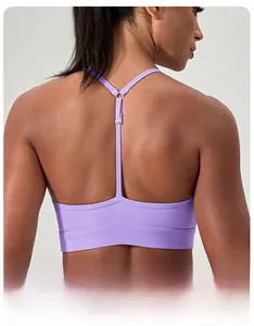 Détail du soutien-gorge de sport violet avec dos en Y et bretelles réglables