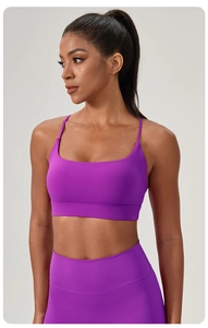Détail de l'ensemble de yoga violet avec soutien-gorge carré et legging haut