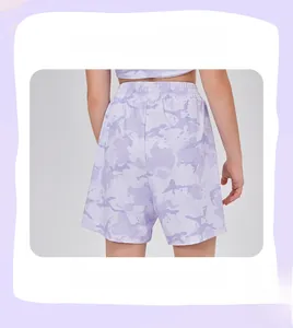 Dettaglio dei pantaloncini mimetici viola per bambini con elastico in vita e tessuto
