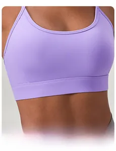 Gros plan d'un soutien-gorge de sport lavande avec fines bretelles et ourlet élastique
