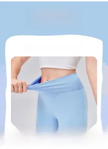 Detailansicht des elastischen Hochbunds der atmungsaktiven hellblauen Yoga-Hose